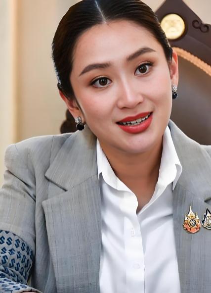 洪森当年若是让儿子洪玛奈去追求佩通坦，何愁洪森家族不兴？讲真说，在整个东南亚来说