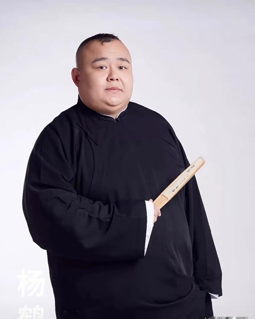杨鹤通在德云社干了17年，教学主任职务被撤了。就因为他在直播间帮曹云金说了句话