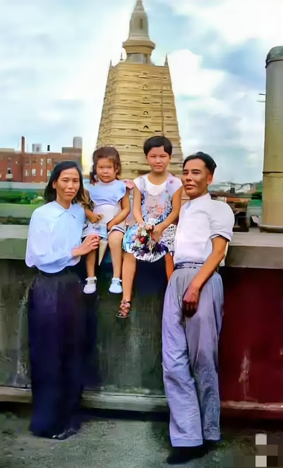 贺子珍30岁时于苏联拍摄的照片中，这是1939年，贺子珍在苏联的罕见留影。短