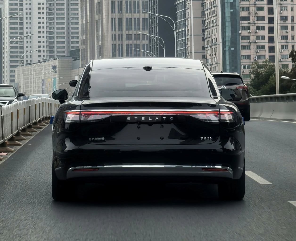 新款享界S9这个尾灯以及整个车尾太好看了，宽阔、协调，同级最好看没有之一。