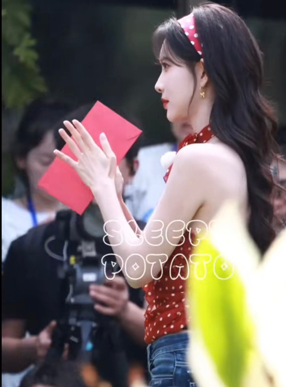 孟子义奔跑吧造型路透，明艳复古的港风美人！！