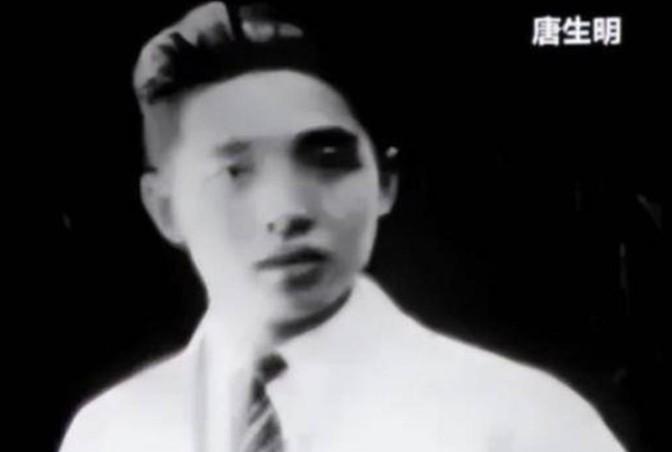 1941年南京，日军哨兵调戏妇女，伪军劝阻反被打。酷暑难耐的1941年夏