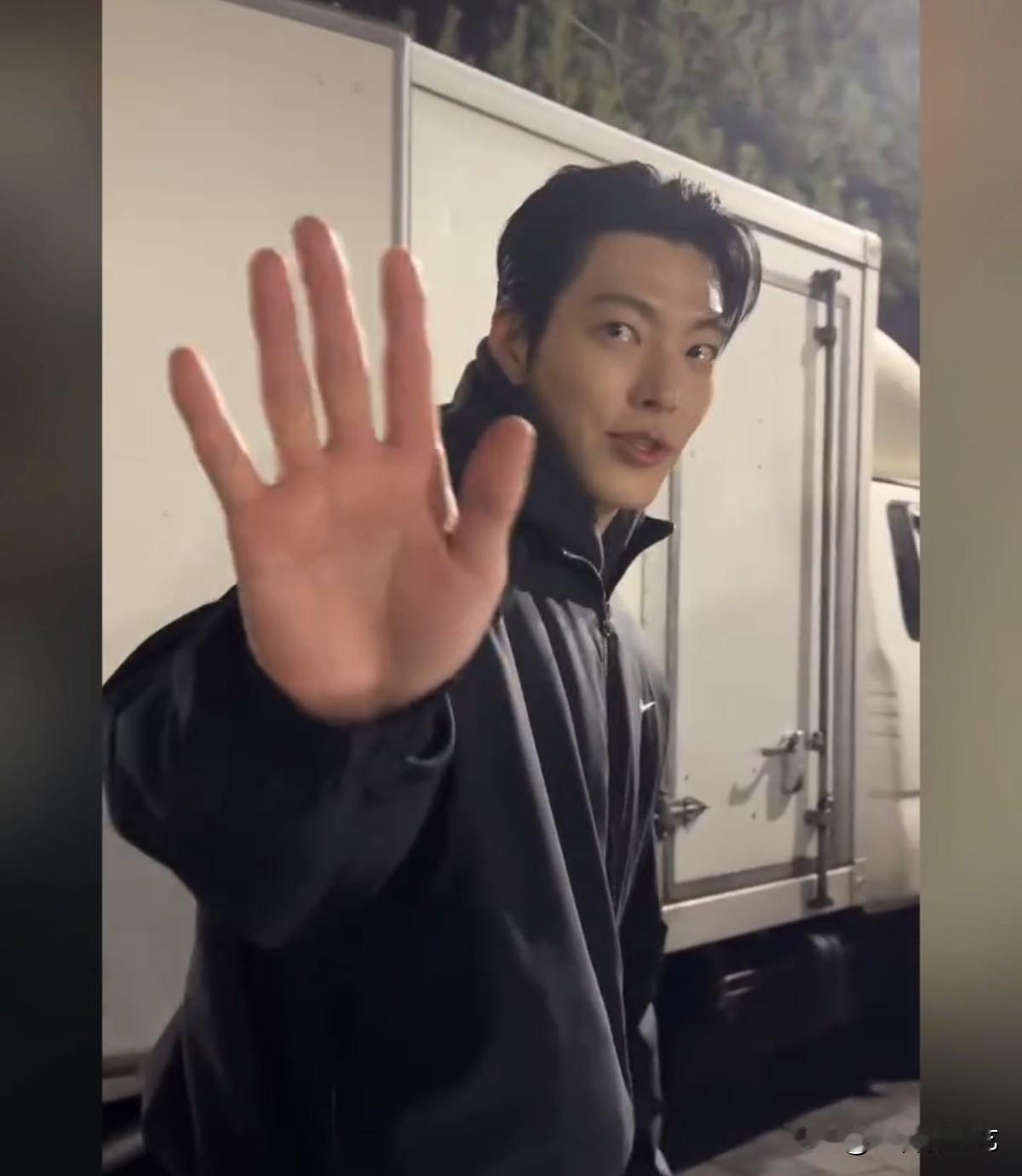 16日，演员金宇彬在自己的Instagram上写道“下班回家路上离开”，并上传了