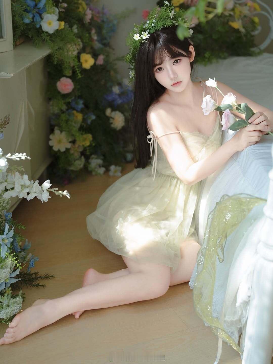 拉上半透的纱帘，让阳光在地毯上织出暖金色的网。蜷在堆满抱枕的飘窗上翻书，发丝垂落