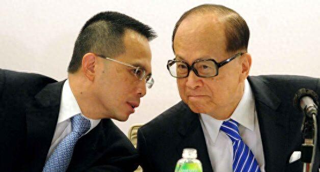 上桌的权利没了，以后来了都要挨个“敬酒”。最近，长和集团主席李泽钜被悄悄移出了