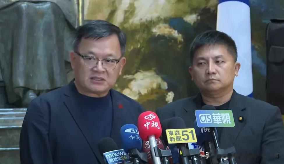 看来郑丽文班子也是怕扣“亲中”的帽子，吴宗宪辩解不是“亲中”，难道“亲中”有毛病