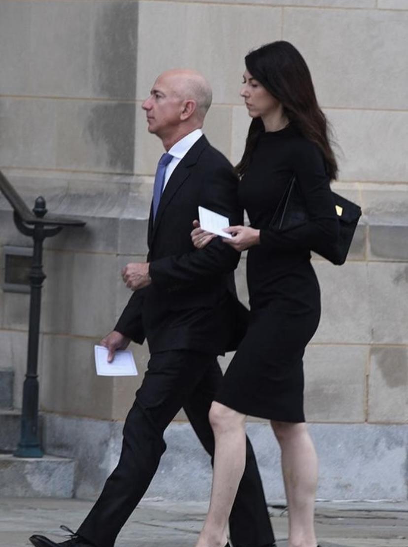 贝佐斯和前妻他的前妻和现任风格截然不同一个喜欢奢华一个低调很多人说贝佐斯