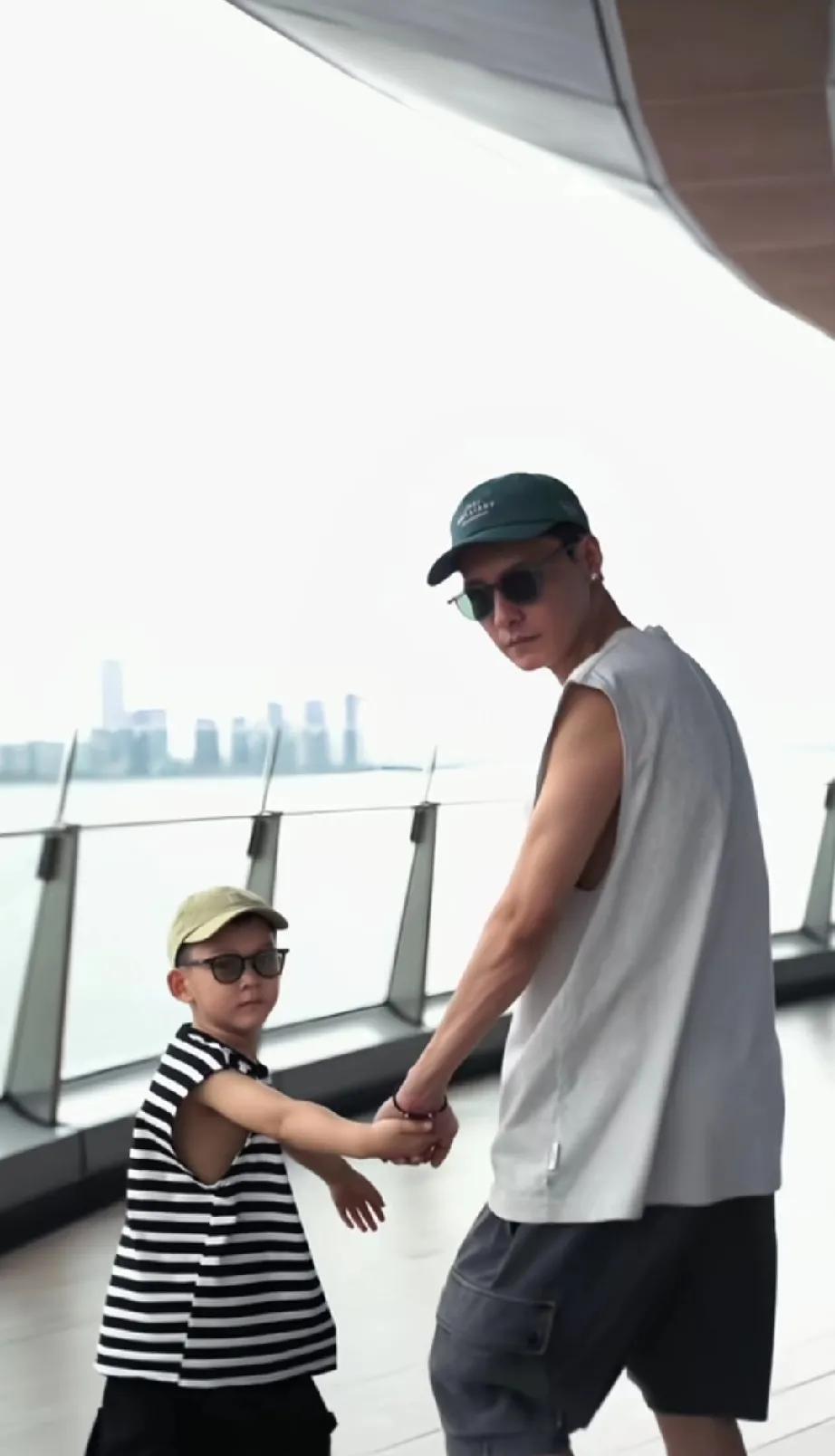 冯铭潮晒出了儿子的合照，小家伙虎头虎脑很可爱。据说他结束了两年婚姻，独立带娃，