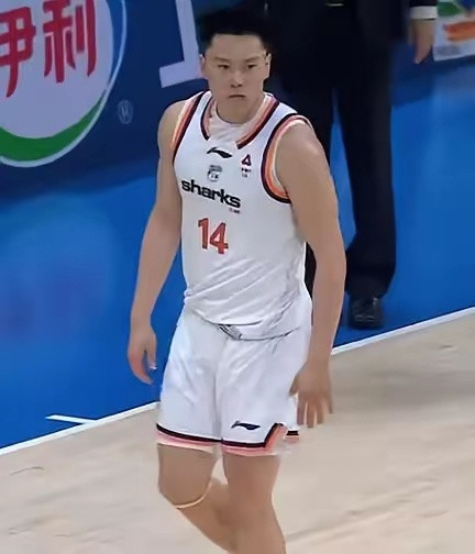 上海男篮晋级功臣——在第三节比赛中，李弘权手感滚烫，三分4中3，爆砍13分，成为
