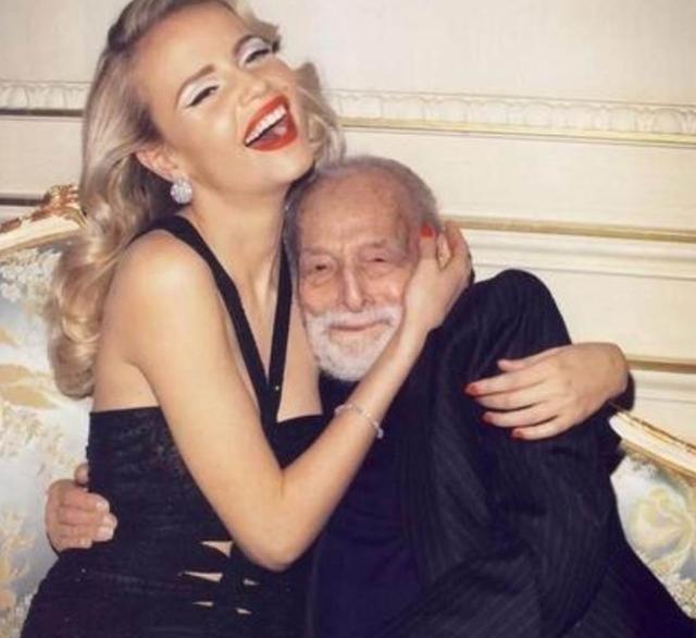 1994年，89岁高龄的石油大亨，娶了26岁脱衣舞女郎安娜·妮，一年后石油大亨去