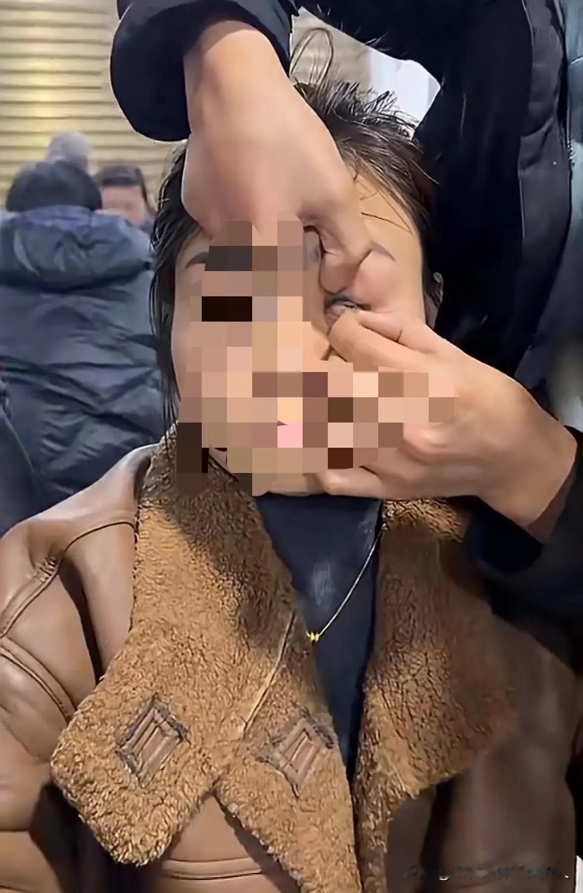 看来还是学艺不精。一女子在麻将馆里，戴着隐形眼镜打牌，结果被其他人发现，直接