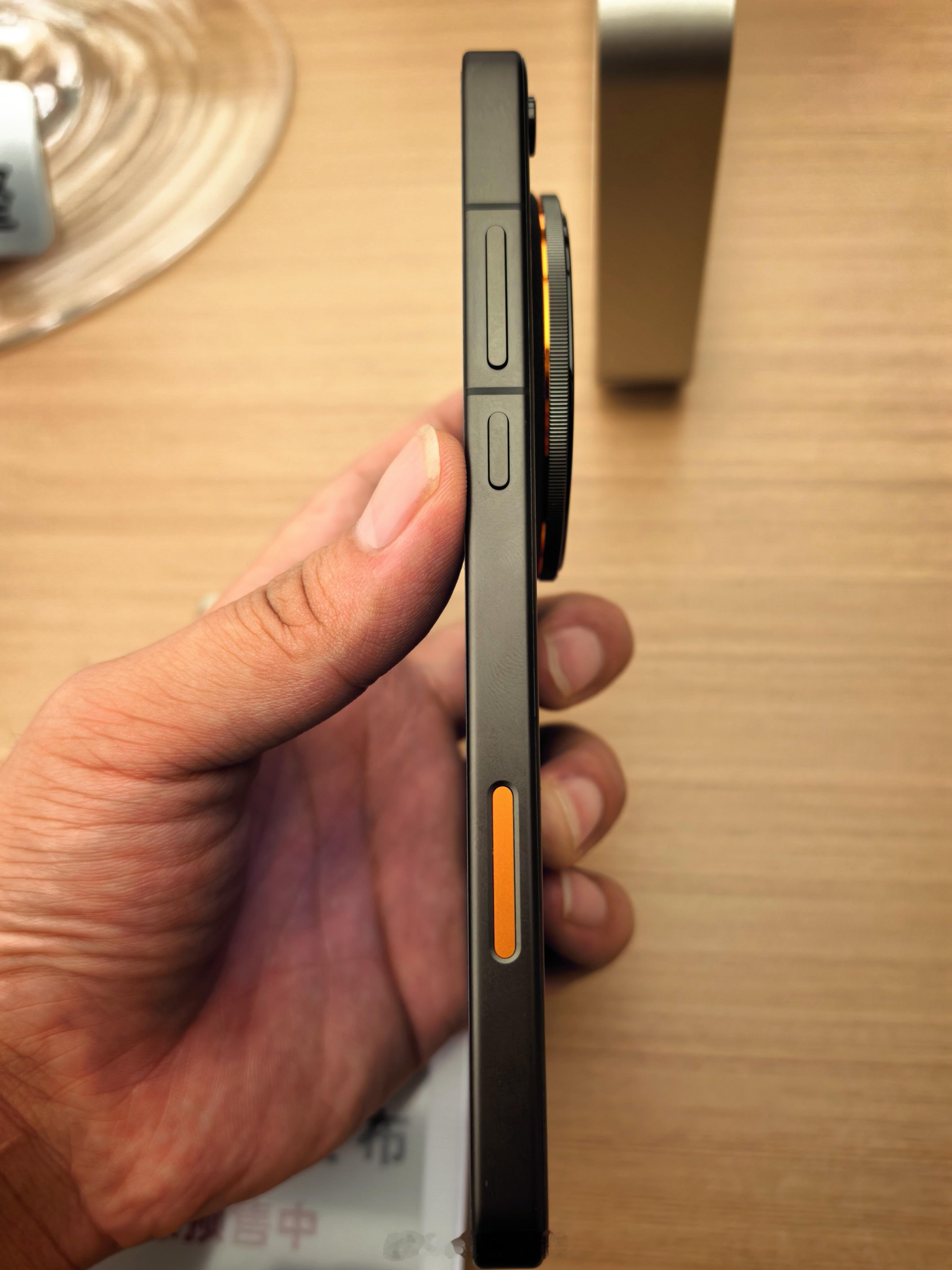 到门店上手了OPPOFindX9Ultra真机，手感和质感都还不错，个人比