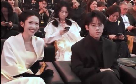 向涵之周奇分手速度好快，半个月前还同住，然后一块出席搜狐盛典，一起同台领奖，现