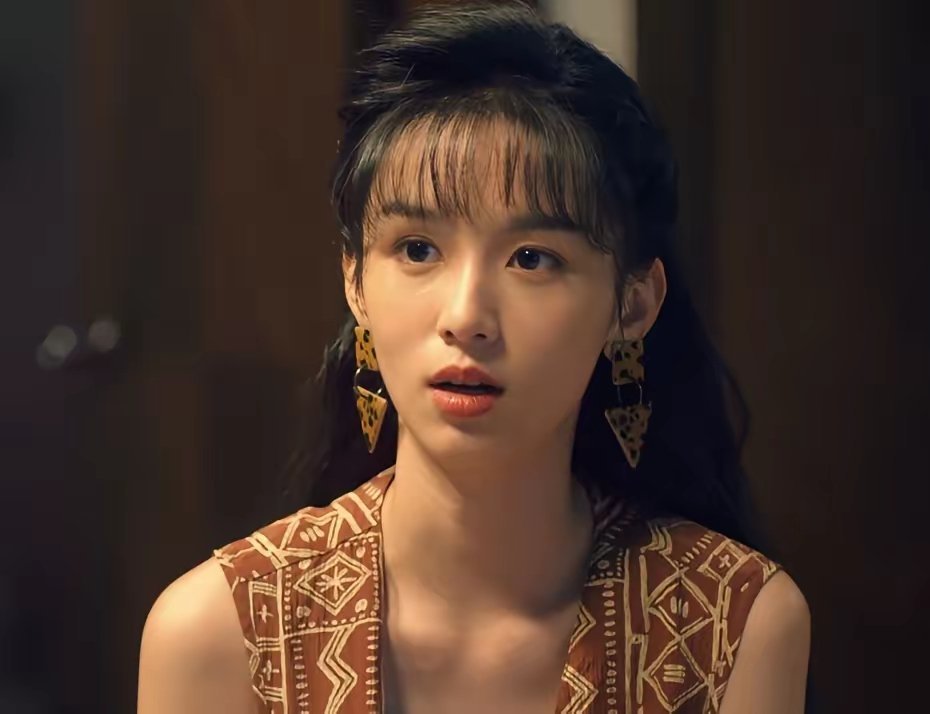 电视剧《你好1983》热播，关于周也的演技，我有话想说。第一次看她的作品是《少年