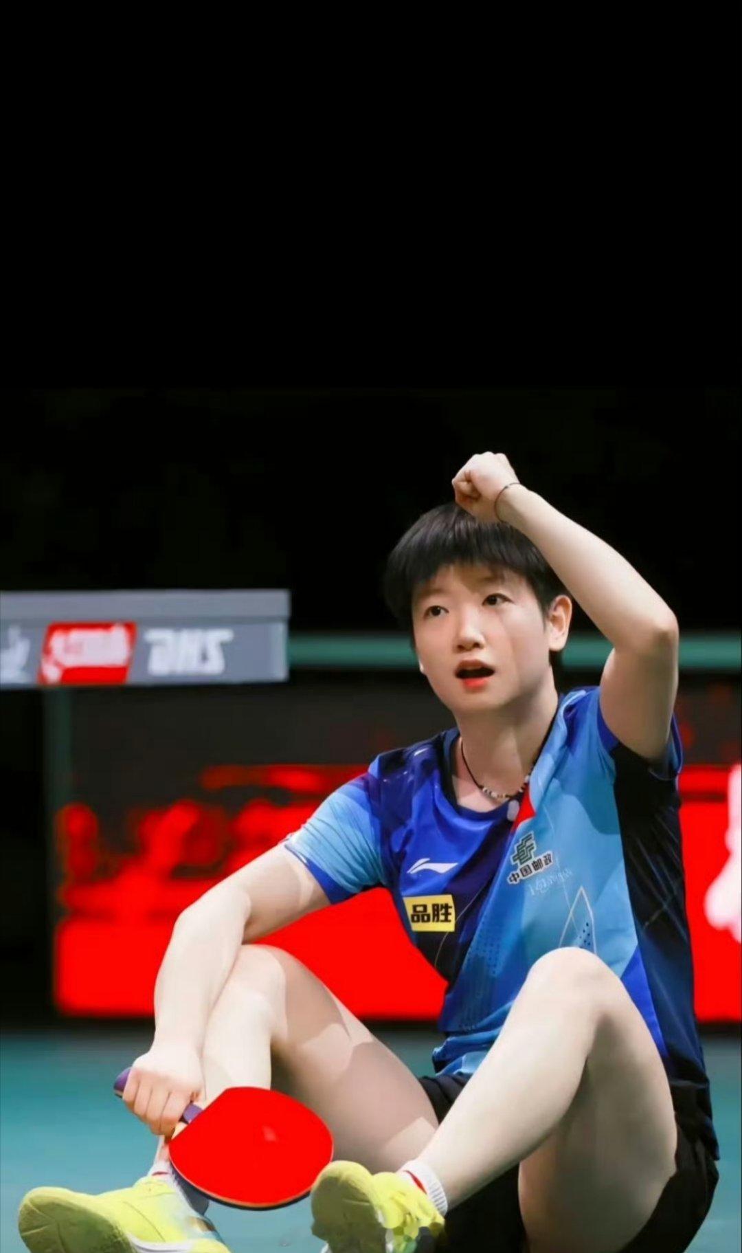 孙颖莎倒地爆冲黄镇廷这球台设计得也太不人性了，孙颖莎一发力直接滑倒，地板都成了她