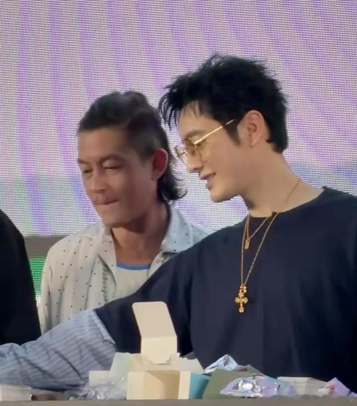 陈冠希现在又不是艺人，再说他也不爱保养和化妆，所以拿他和现在还在混娱乐圈的比不太