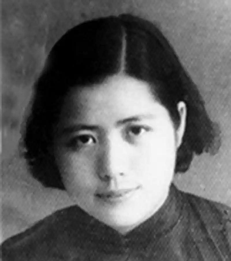 1942年，一个女战士被日军堵在洞内，鬼子打算在洞口放火，用烟熏她出来，几分钟之