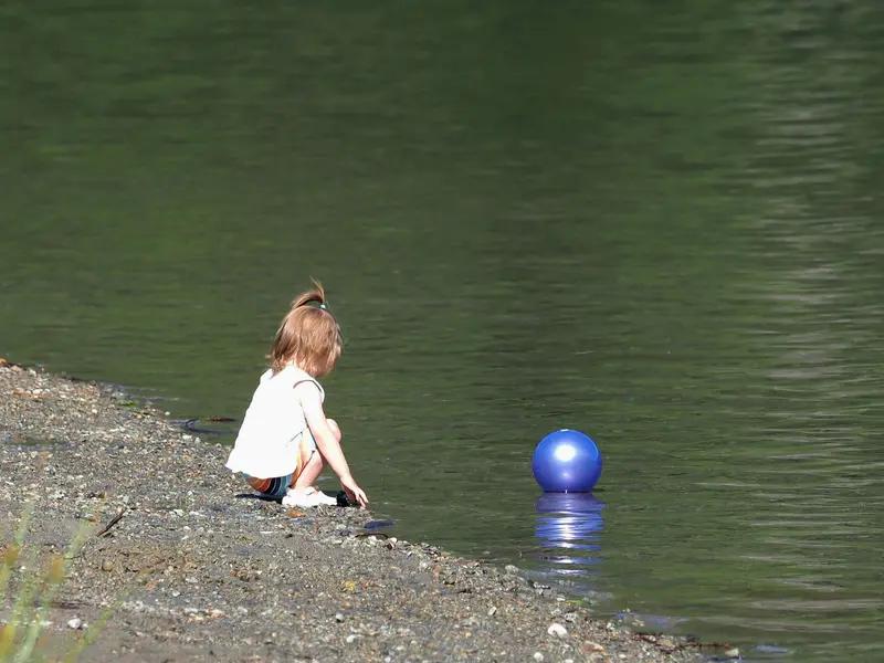 要接受孩子的平凡，需先摒弃功利与虚荣。实际上，多数孩子本就是普通人，这与0-