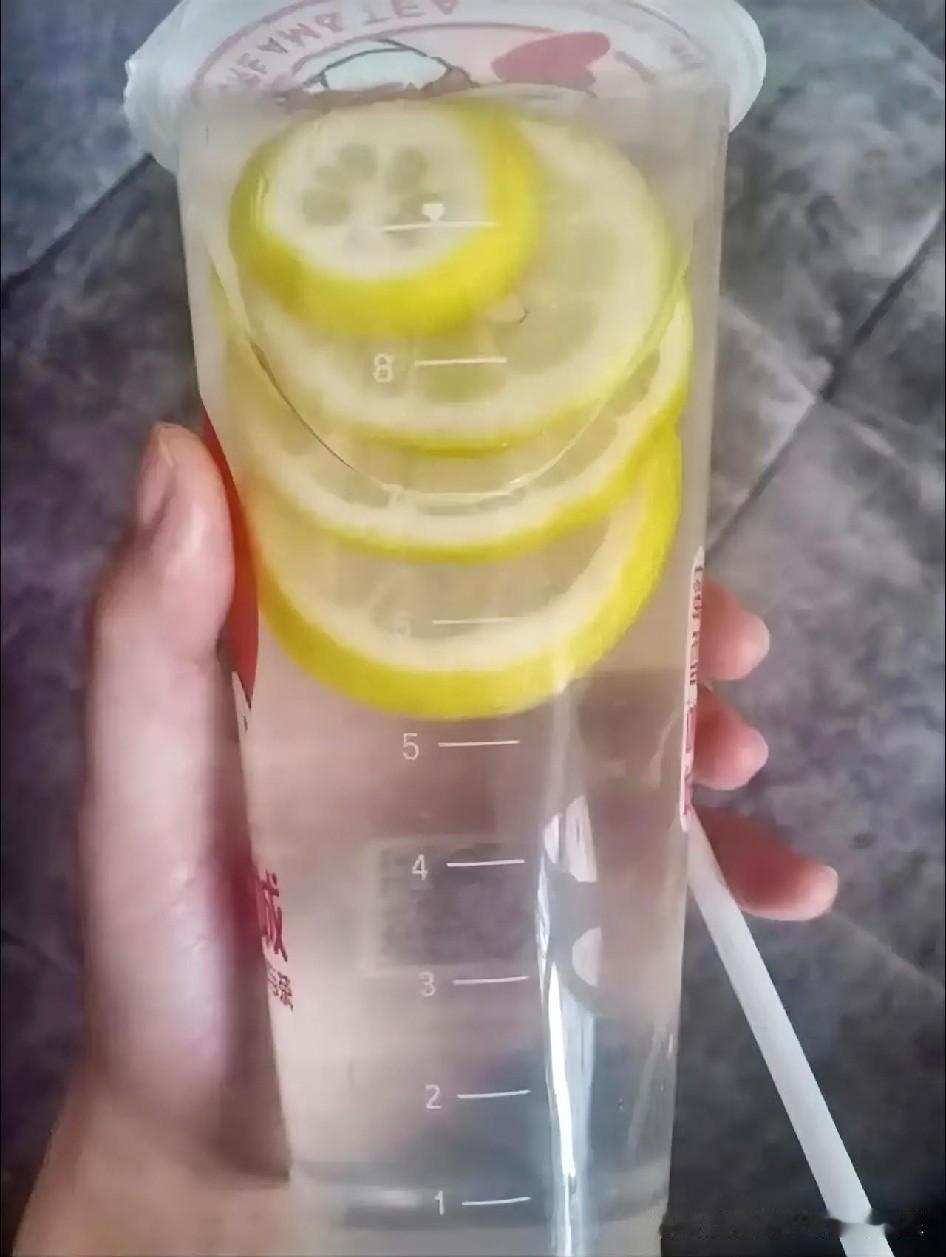 浙江一位女子有个雷打不动的习惯：每天必买一杯蜜雪冰城的柠檬水，这一喝就是整整三年