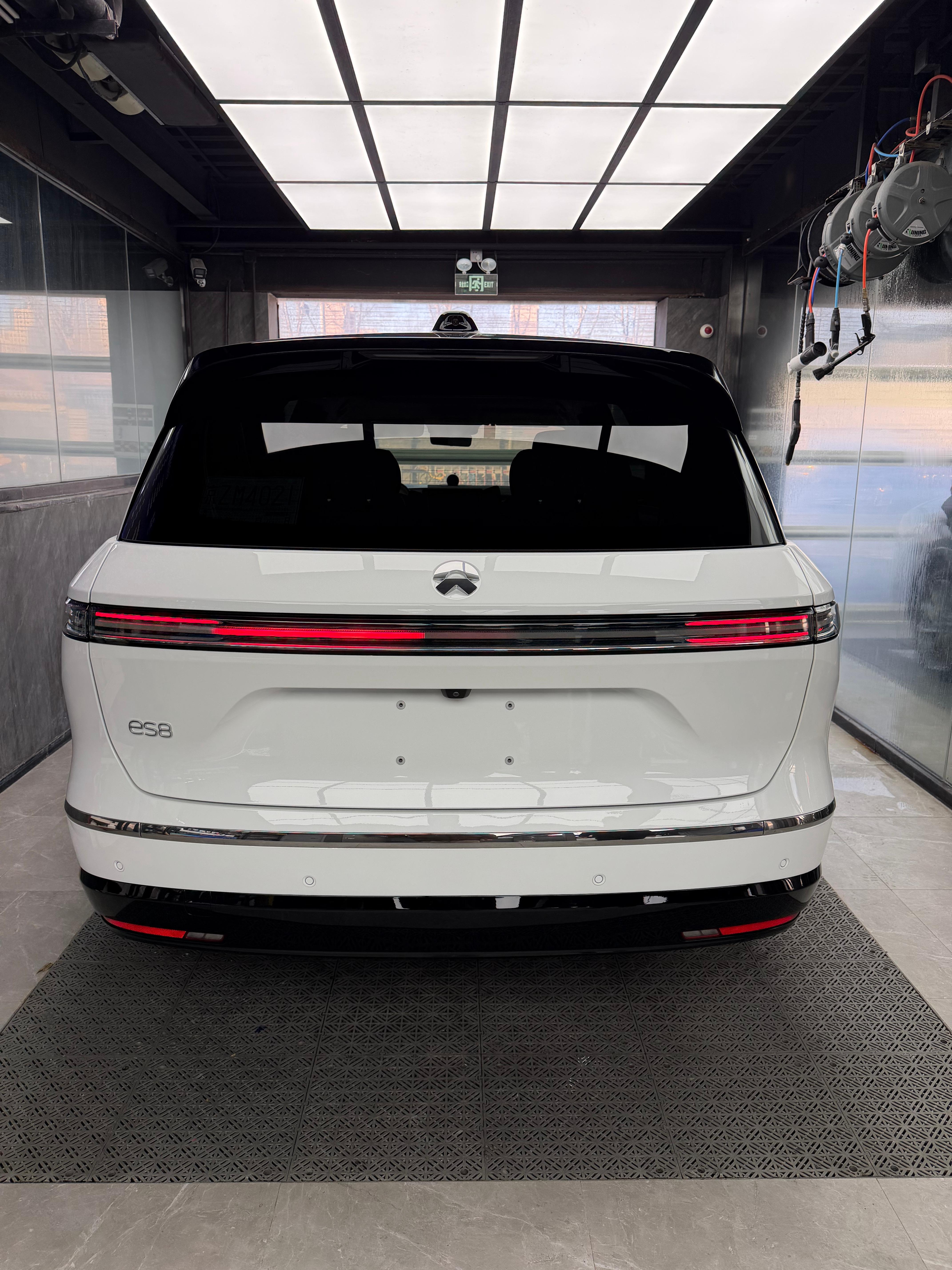 新8贴完车衣了，真亮啊，我专门让师傅把尾部的蔚来字标抠下来了，就留个es8，干干