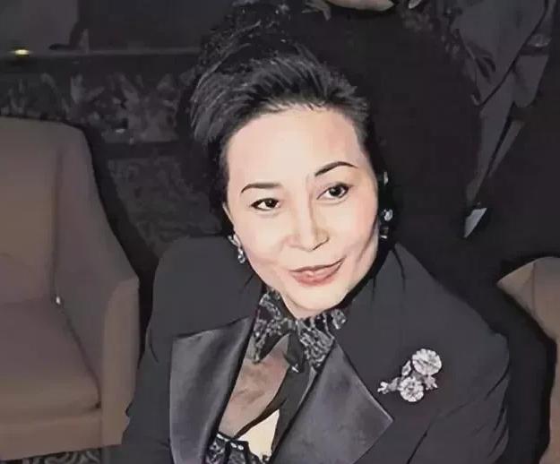 1957年，36岁何鸿燊对病重的原配黎婉华说：“我不能一辈子当和尚，需要一位女性