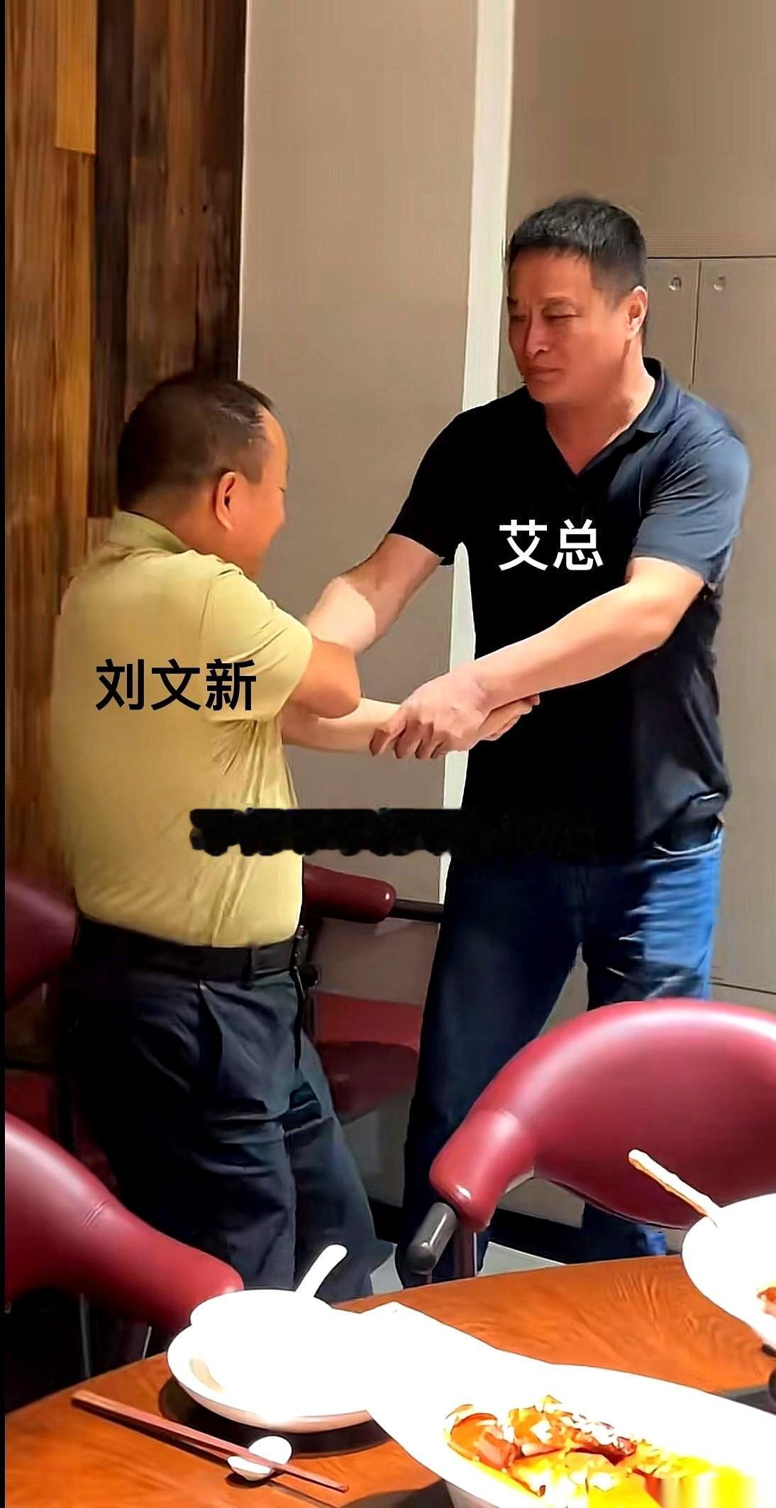 信阳南湖湾畔的包间里，身价不菲的文新毛尖集团董事长刘文新，正被餐饮大佬艾总死死攥