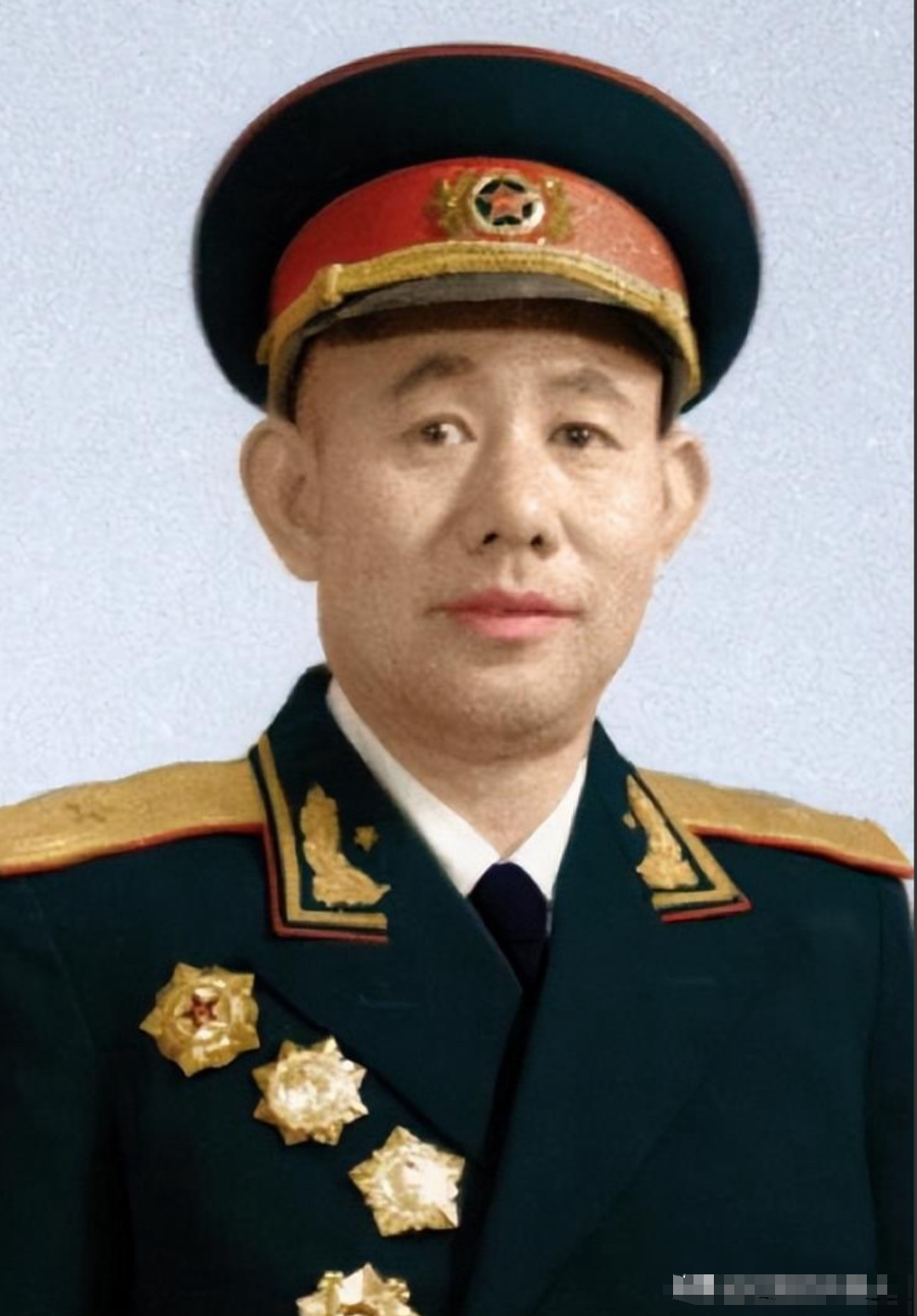 1951年，一群志愿军在撤退时，猛然发现眼前狭隘的山谷中，竟出现了成千上万个美军