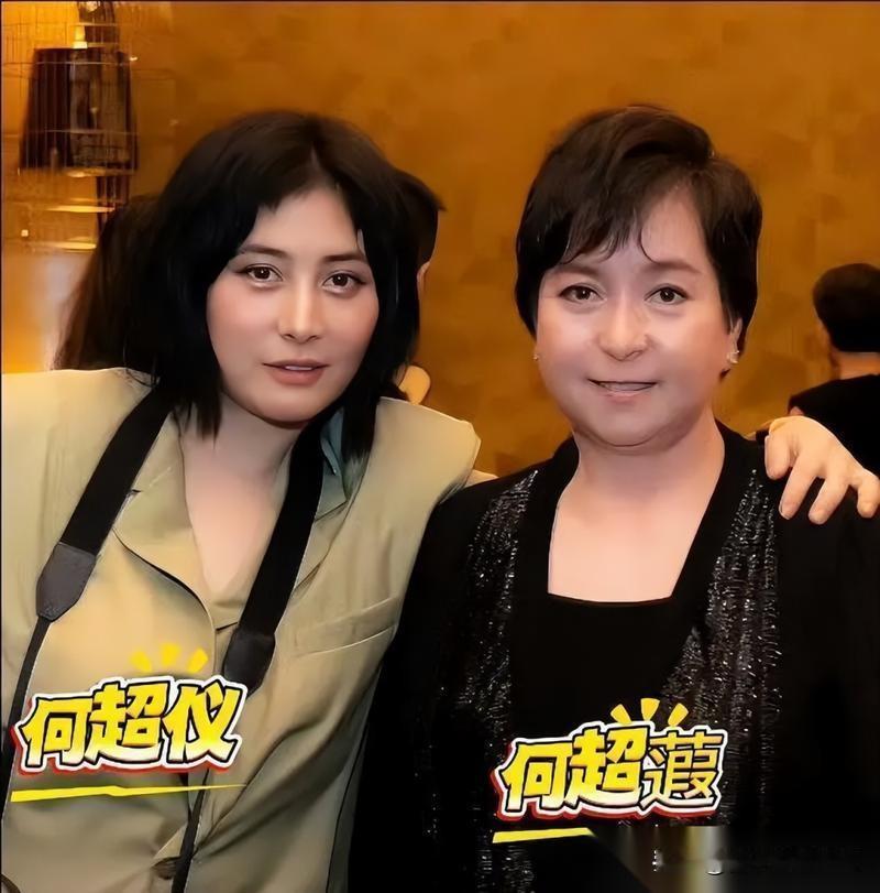 何超仪首度披露姐姐何超蕸死因5月17日何超蕸追思会上，何超仪首度谈及姐姐死因。