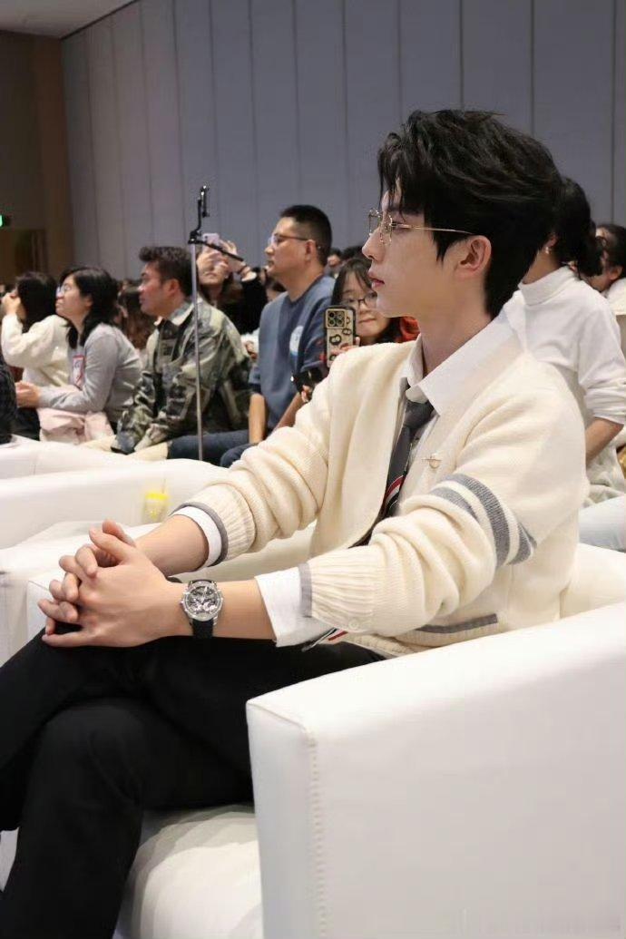 线下生图怼脸拍都没死角，建模脸果然名不虚传，戴眼镜直接焊在脸上吧，高智感拉满！