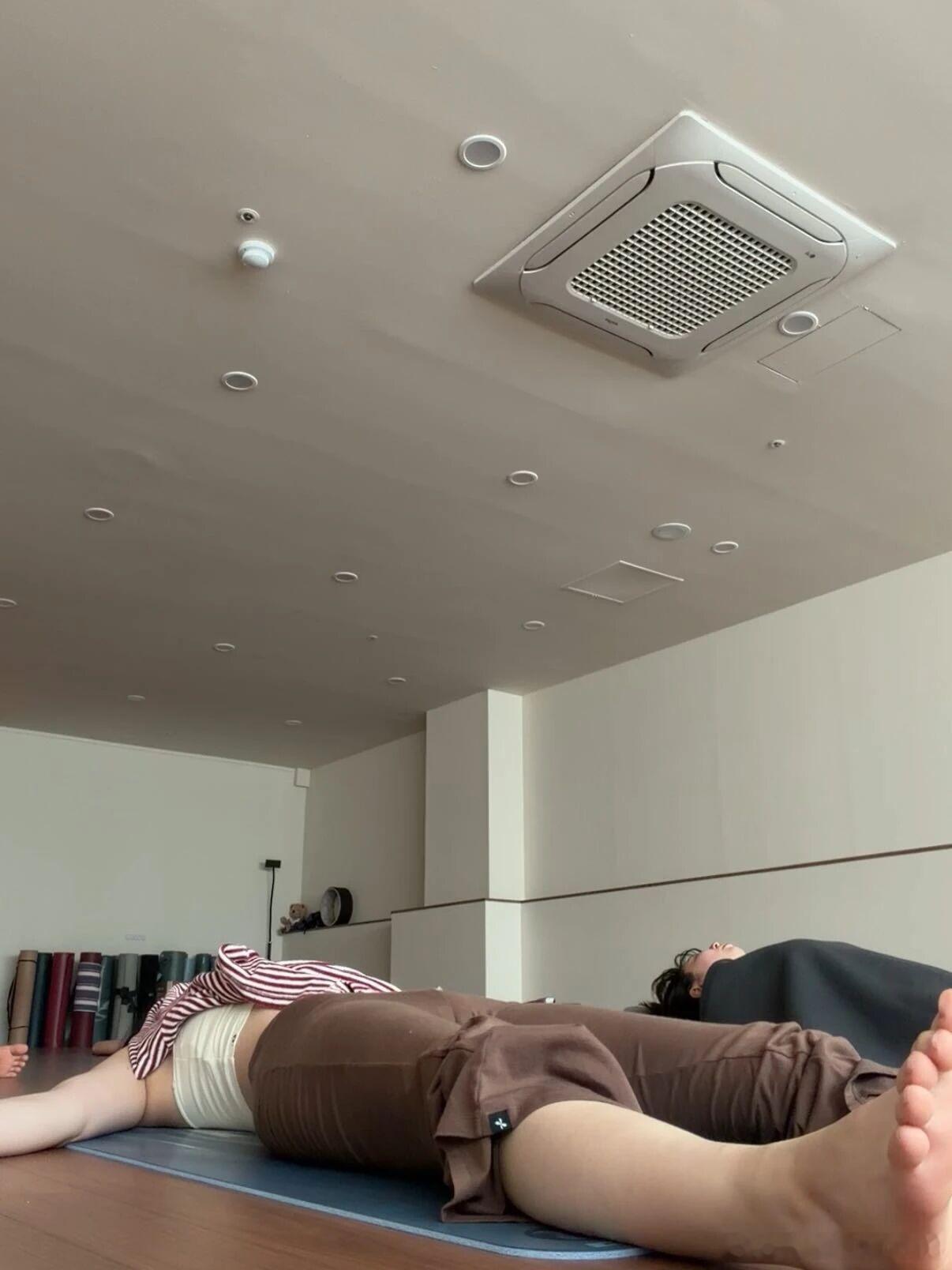 美女热门美女练瑜伽的高分姿势很是迷人