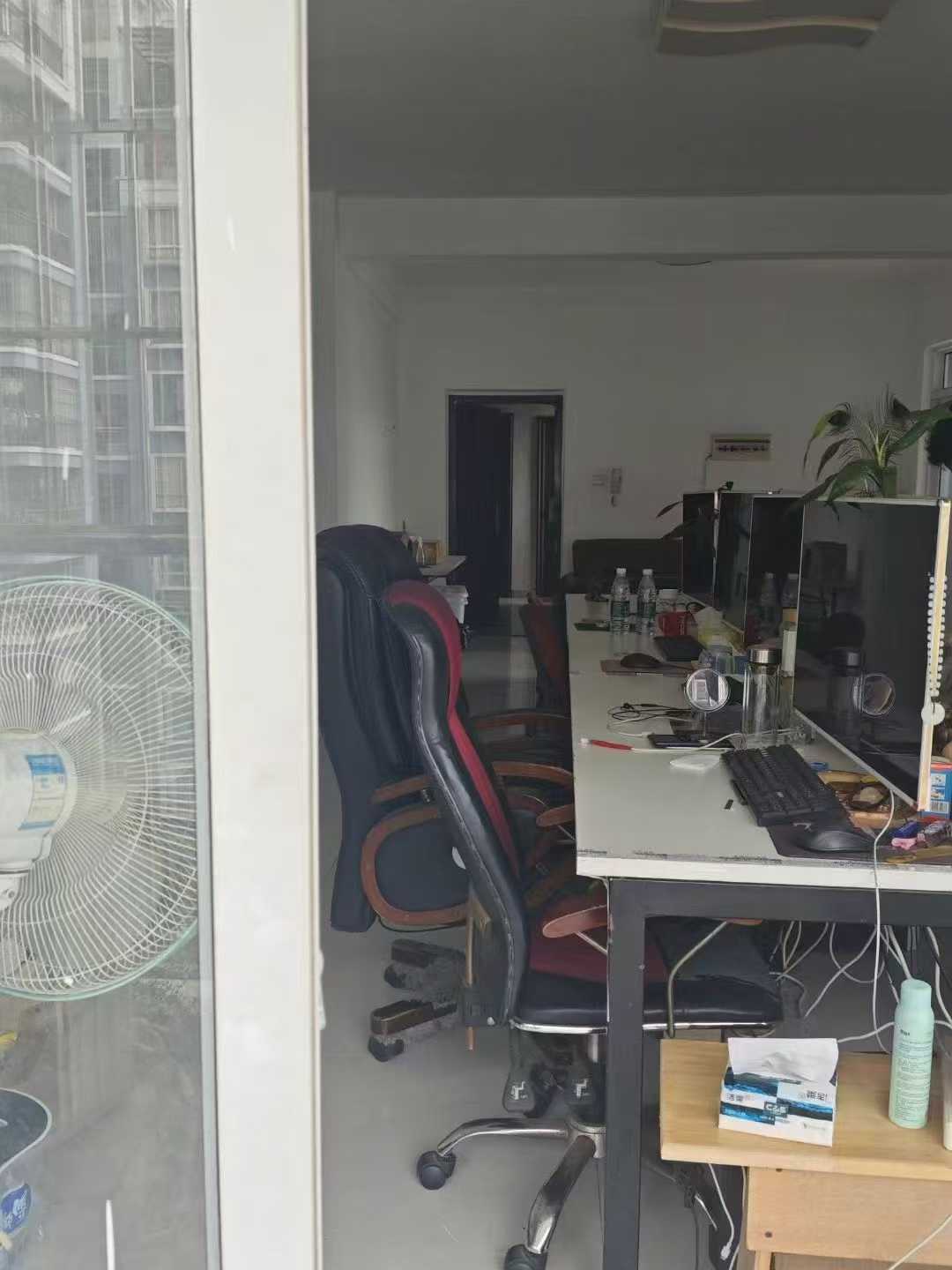 像这种格局，就是典型的穿堂煞，入户门直通阳台，房子最外围之气口彼此互对中间又无不