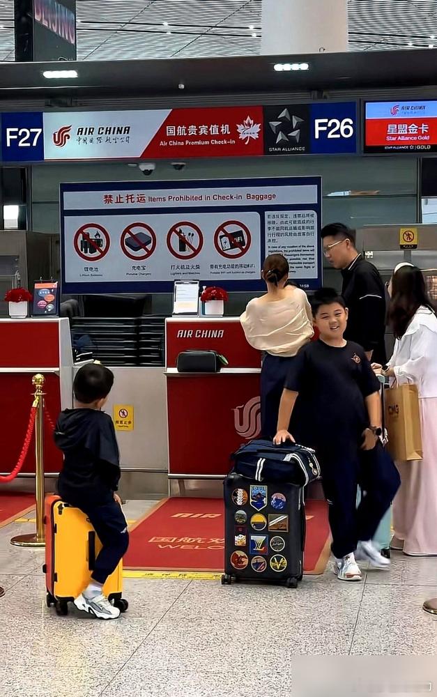 明星夫妻王雷、李小萌在机场管儿子，很有意思。儿子闹，当爹的王雷吼不住。当妈的