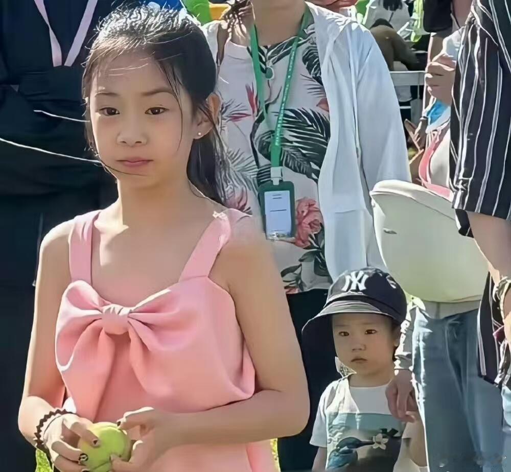 Lucky越长大越像爸爸了，妈妈戚薇的好基因倒是没遗传到。