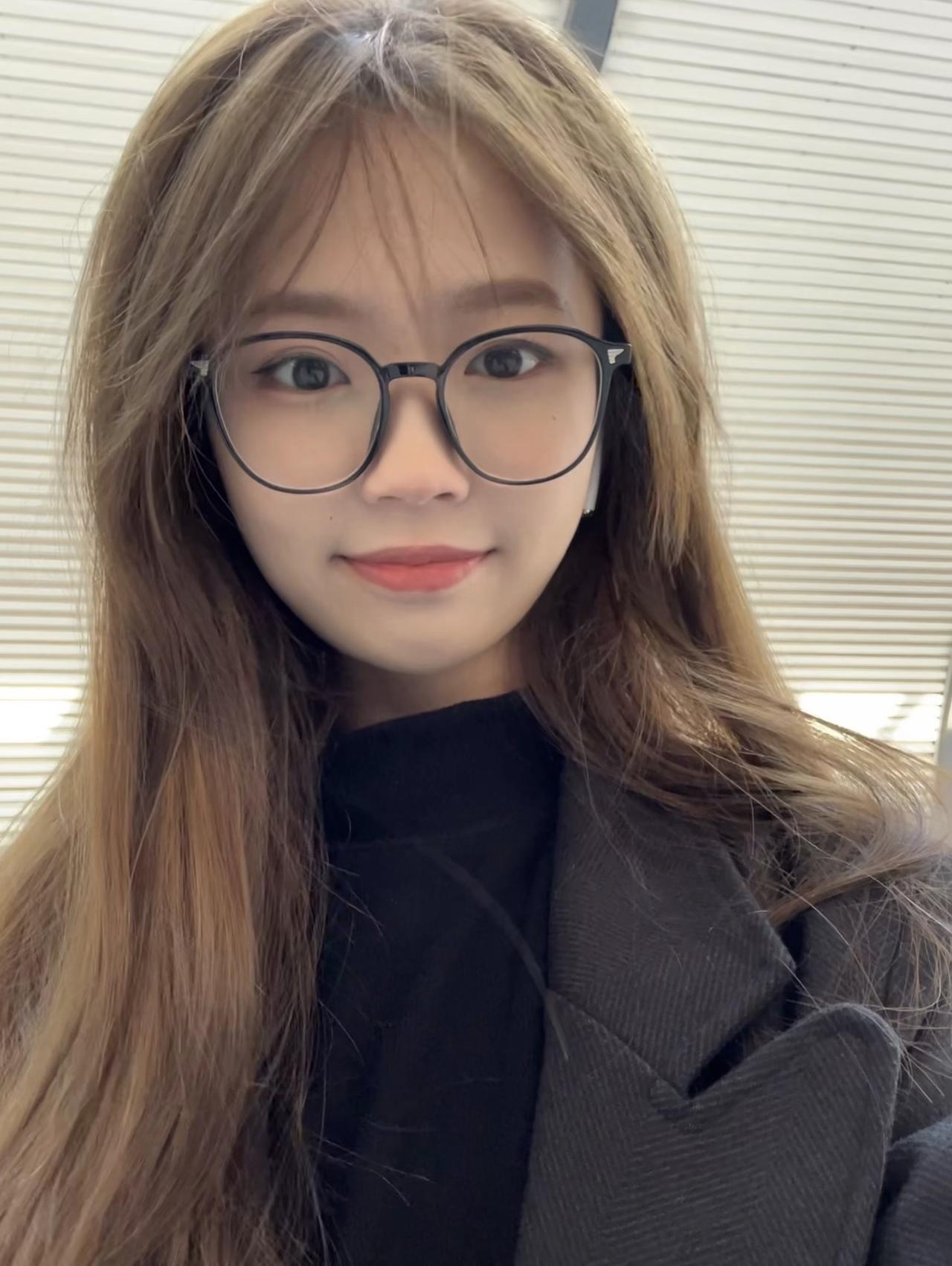 清纯甜美的样子漂亮吗刚染的头发好看吗？今年最热门的颜色，看起来人比较精神。