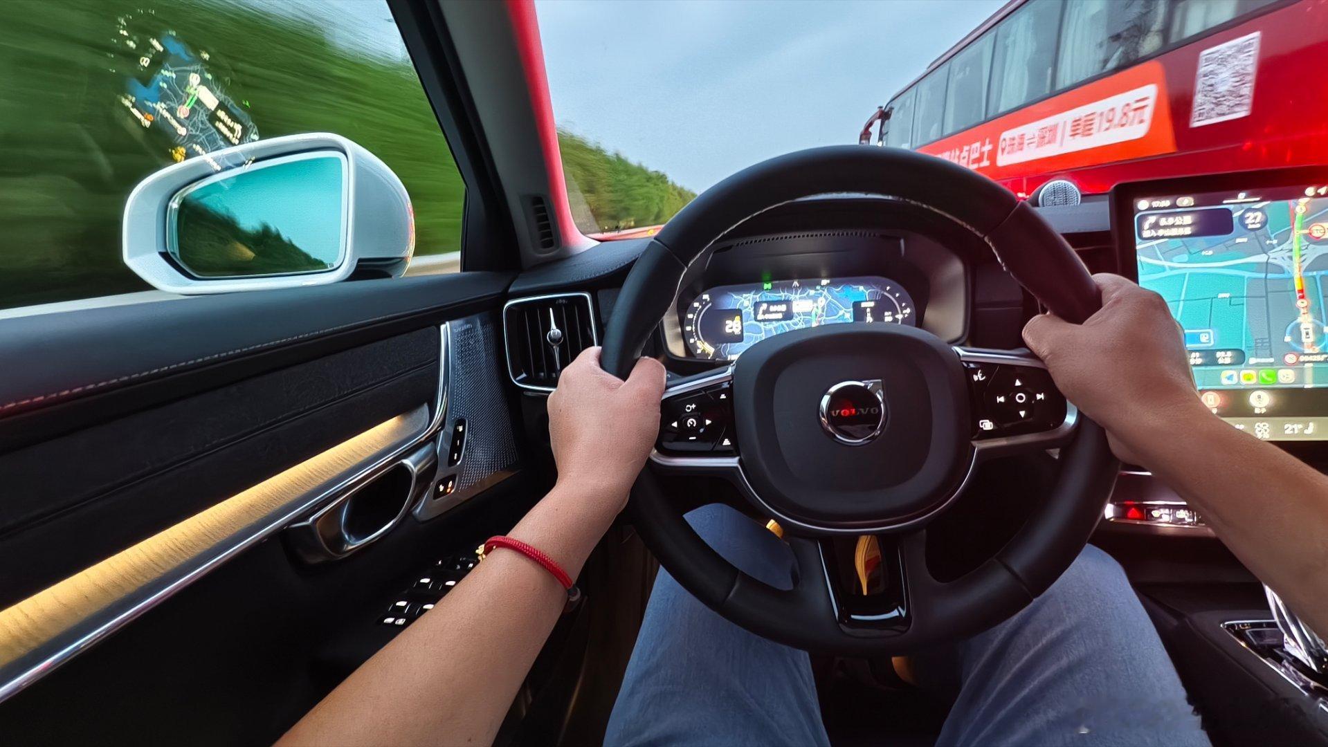 虽然没有华丽的冰箱电视但S90这套旧能源内装氛围我是很喜欢的我不反对冰箱彩电大沙