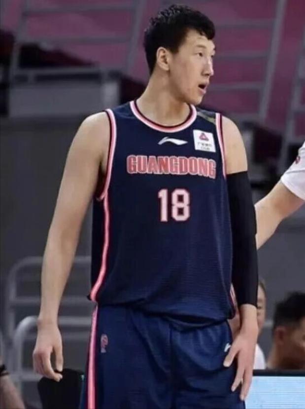 今天广东宏远迎来好消息，这下可以军训旧将杜润旺了！阿祖和弗格今天已经如愿注册，这