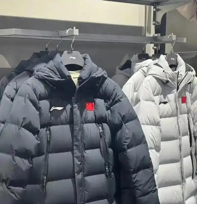 总算琢磨明白了，为什么安踏一件羽绒服，能成了北方体制内的硬通货关键不在充绒量，
