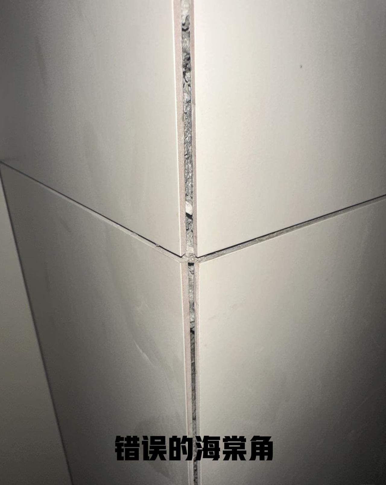 工人跟业主讲这个是海棠角，主要原因还未进行美缝，美缝完后就漂亮的。以上是一位粉丝