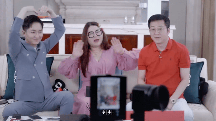 近日，杨天真发布跺脚变装视频，黑色收腰裙+细高跟惊艳全网。视频中她跺脚瞬间切换气