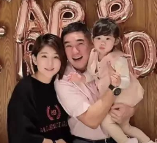 吴大维58岁晒全家福，妻子年轻女儿可爱