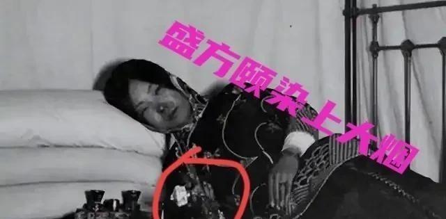 1949年冬天，上海亭子间，一位曾被78个仆人伺候的千金小姐，蜷缩在破棉絮里，咬