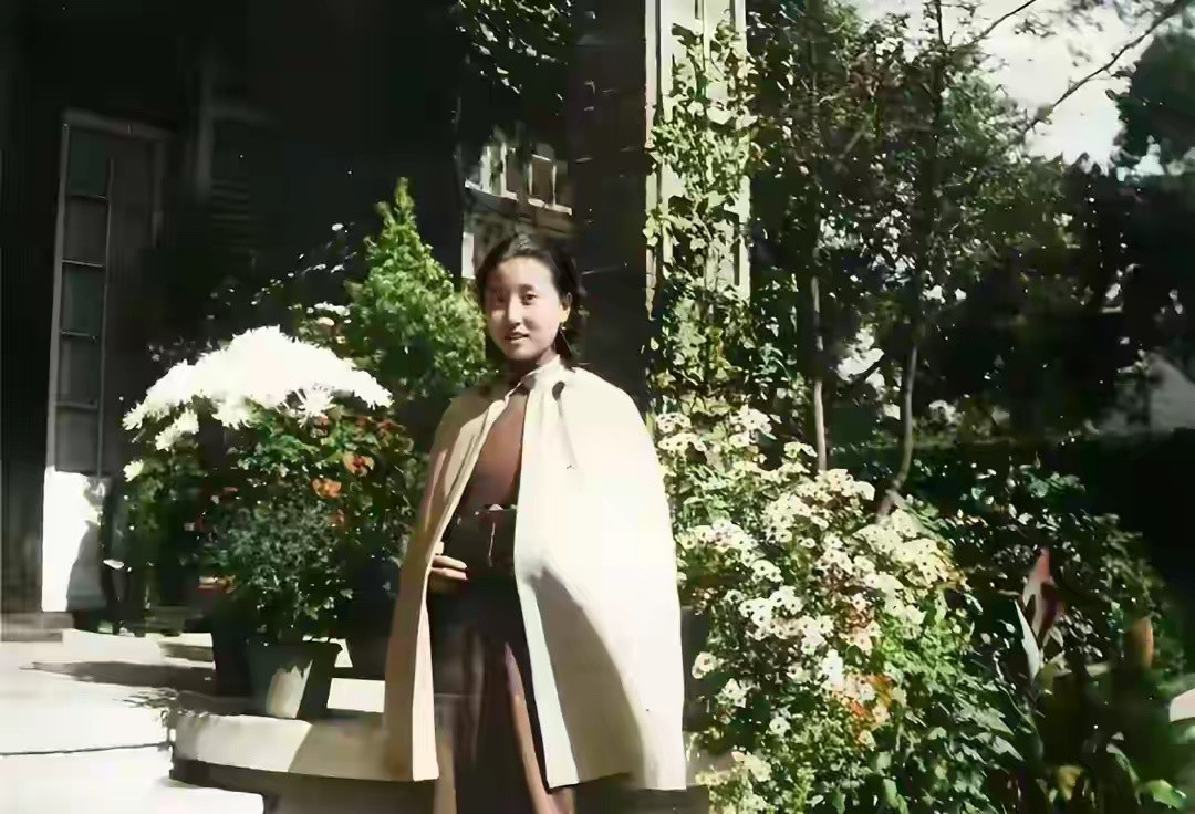 30年代，蒋英拍下了一张罕见镜头，她五官精致，眼神灵动​​​