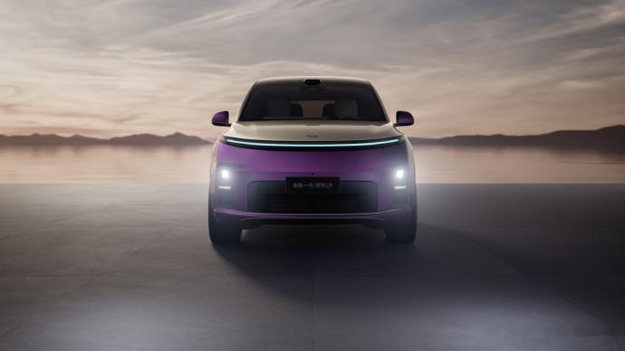 理想L9官图发布，从外观看有两点值得关注：第一是取消了隐藏门把手，改成了半隐藏门