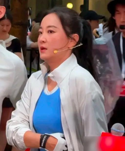 贾玲跌下神坛了？新片预约惨淡连《热辣滚烫》的零头都不到。都说贾玲减肥100斤，卷