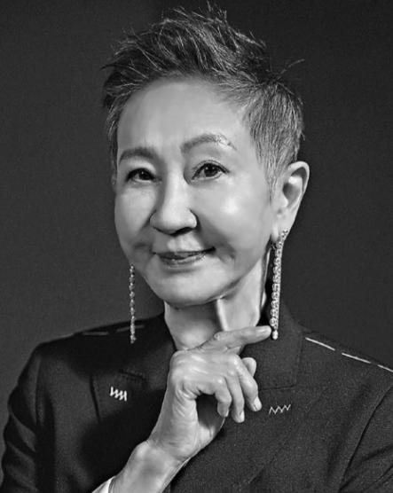 网传施南生离世后，大伙热议的点压根不是身后事无子女照料，反倒让人议论不休的是她手