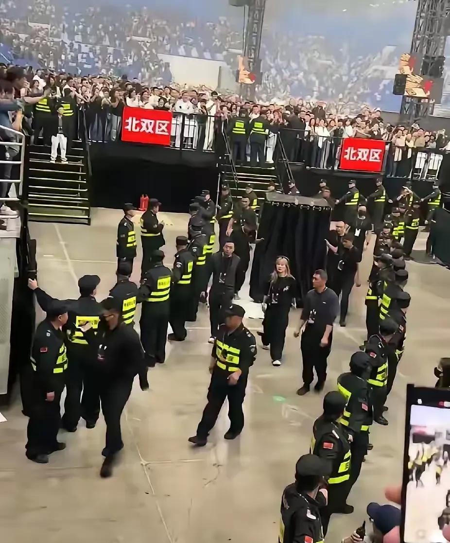 陈小春的体面已经没有了！59岁的他还在舞台上拼命唱跳，这对于他来说已经是很大