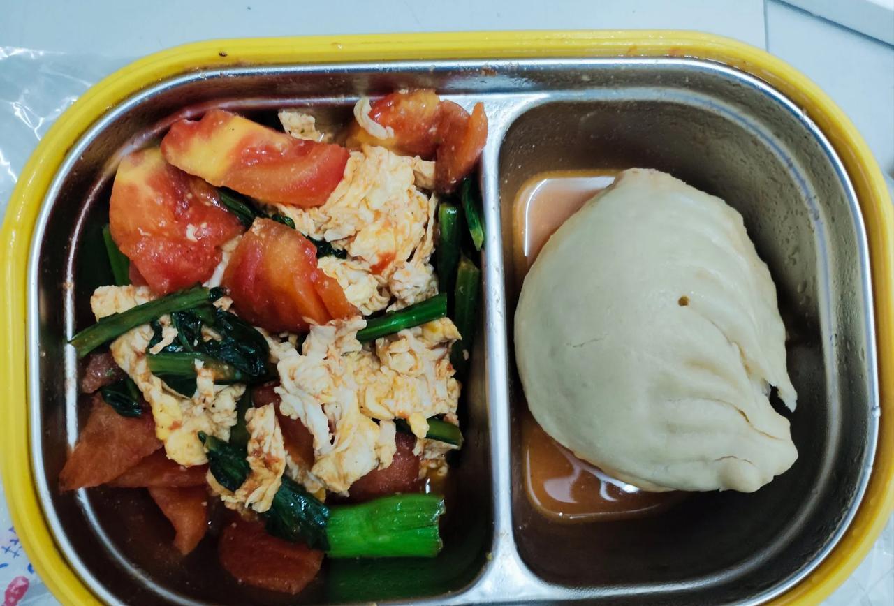 坚持减脂第十四天自己做早餐第十二天西红柿炒鸡蛋+自制包子+一盒牛奶身高16