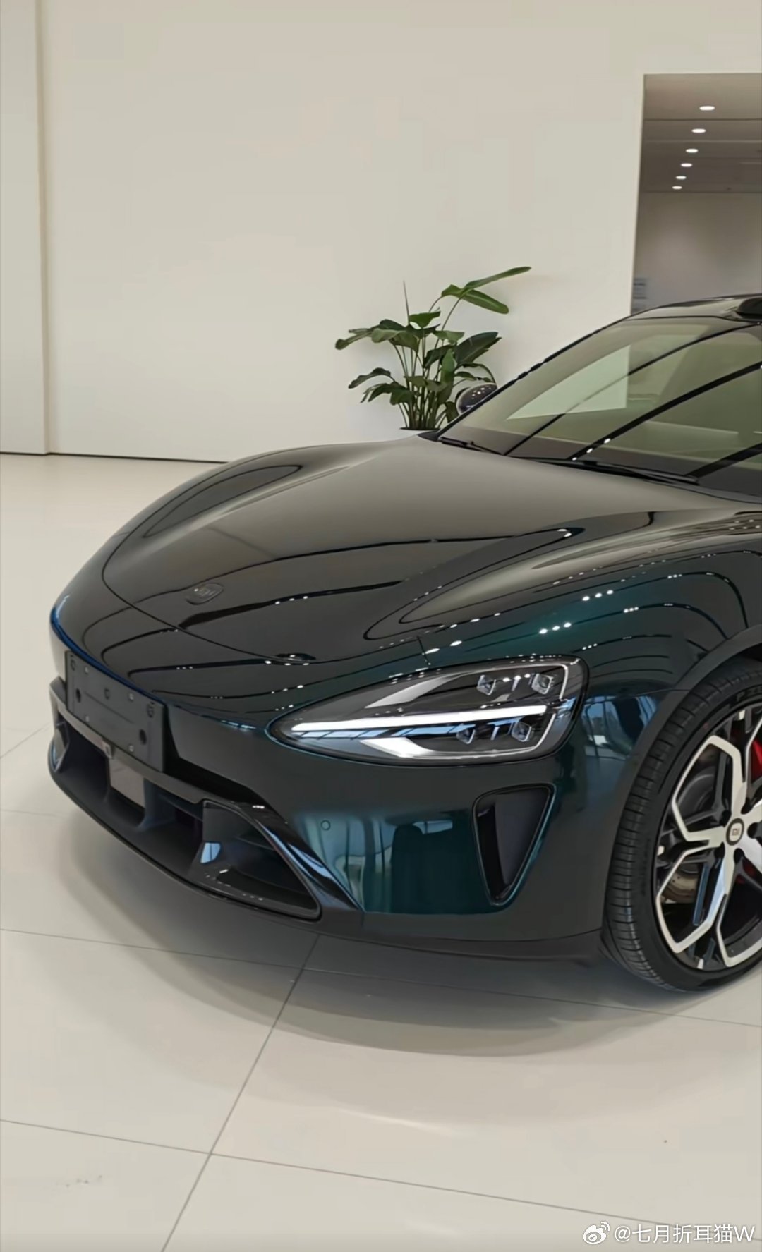 小米SU7靛石绿刷到拍摄的小米SU7靛石绿实车，实际效果比宣传图里耐看，绿得发黑