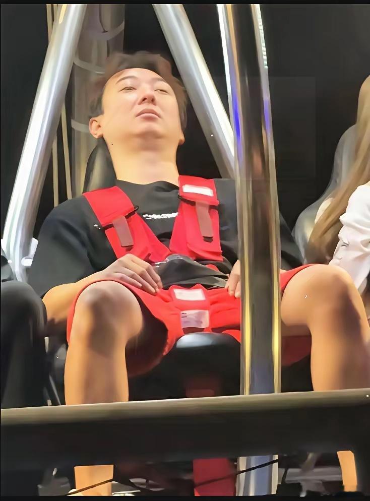 今年春节，王思聪在新加坡过得也太惬意了吧！37岁的他被网友偶遇，现身环球影城，身