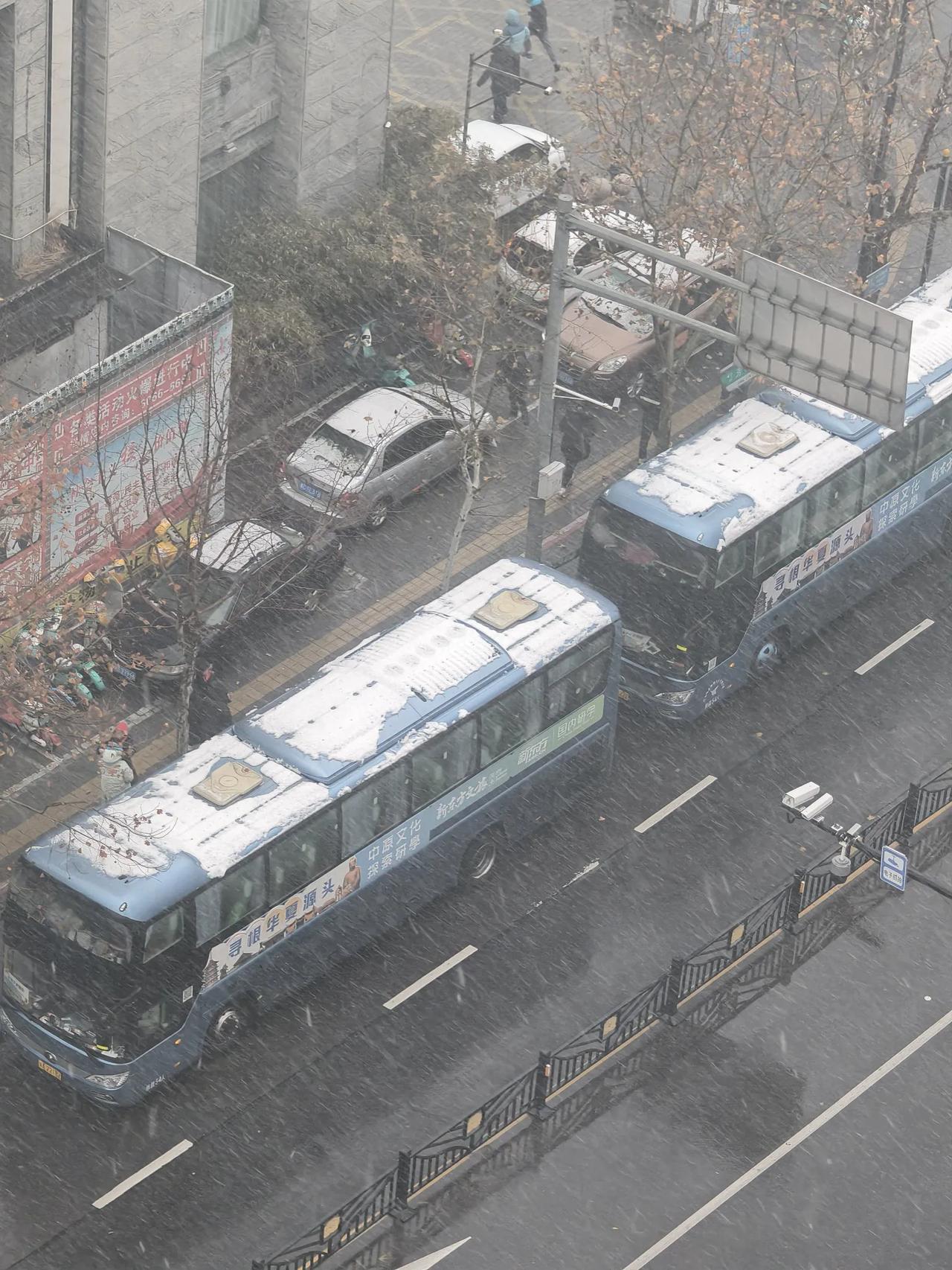 这几天都是大雪但依然挡不住旅游游客的热情。楼下的大巴车游客来酒店吃饭，冷风嗖嗖的